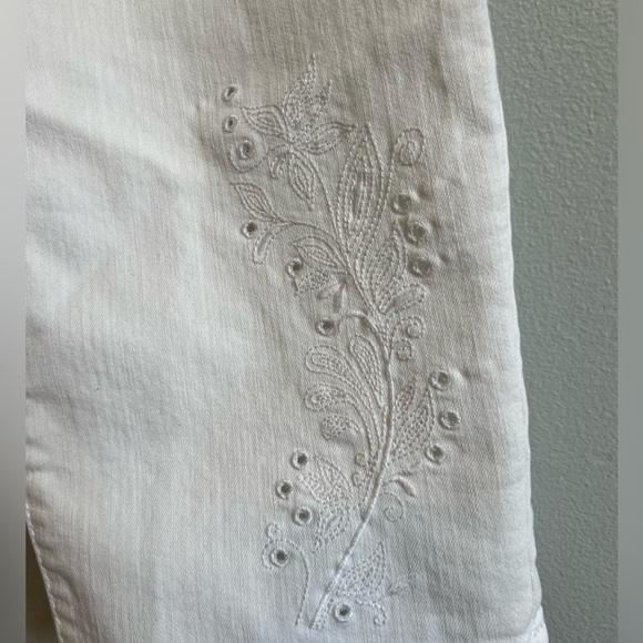 Chico’s Fabulously Slimming White Jeans w/ Floral Eyelet Trim On Legs Size 3 - Picture 4 of 10